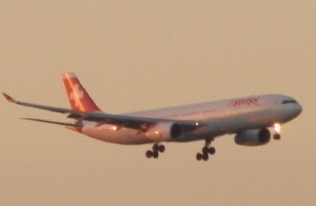 Airbus A330-300 (HB-JHJ)