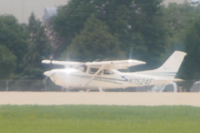 Cessna Skyhawk (N3524F)