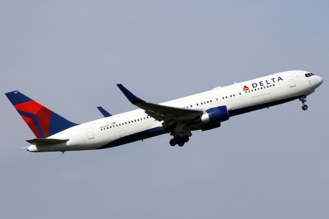 BOEING 767-300 (N184DN)