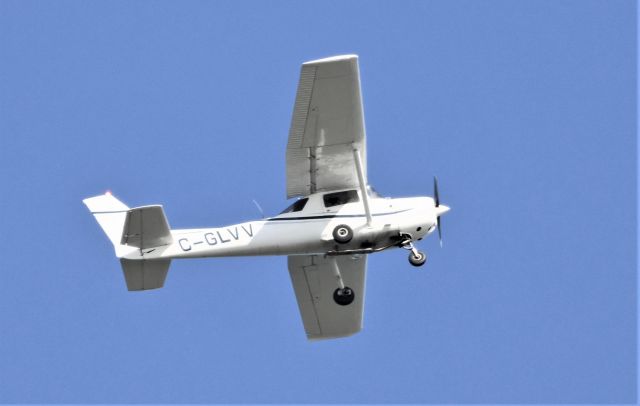 Cessna Commuter (C-GLVV) - C-GLVV CESSNA 150-M Montreal Flying Club Altitude 640 Mètres Vitesse 91 Km/H Survolant la ville de Lavaltrie QC. le 25-05-2023 à 07:55