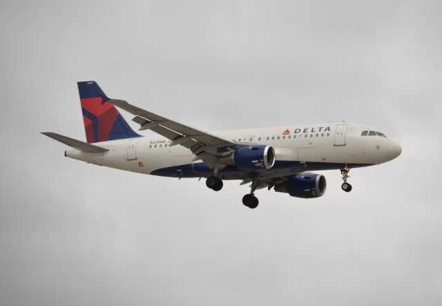 Airbus A319 (N335NB) - This A-319 is just about to cross over the airport perimeter fence on approach to runway 20R