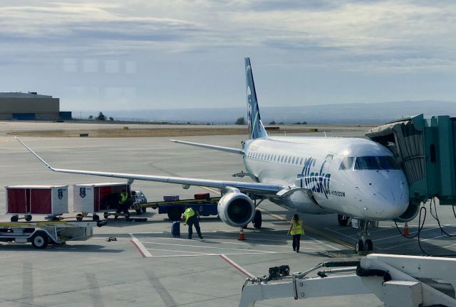 Embraer 175 (N625QX)