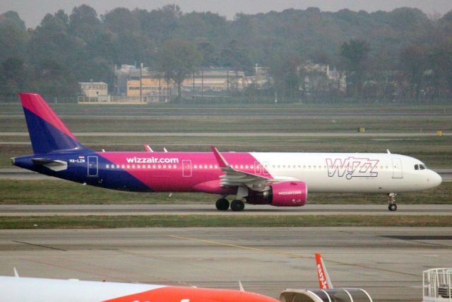 Airbus A321neo (HA-LZM) - Taxiing to Stand 513 on 13-Oct-22 operating flight WZZ5578 from LICC.
