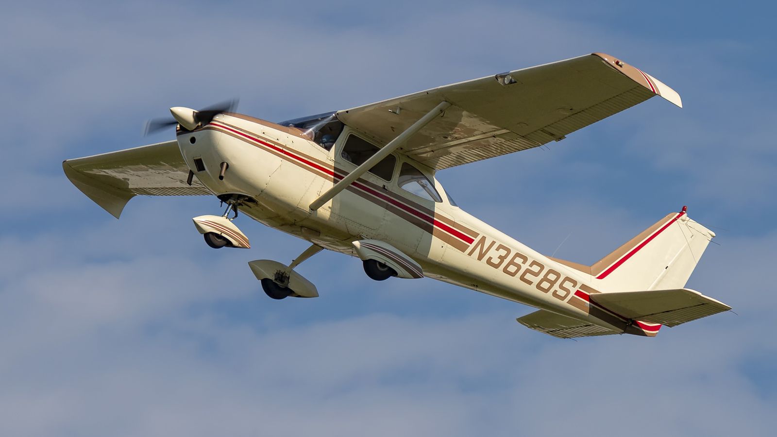 Cessna Skyhawk (N3628S) - A Cessna Skyhawk climbs out of KPPO.