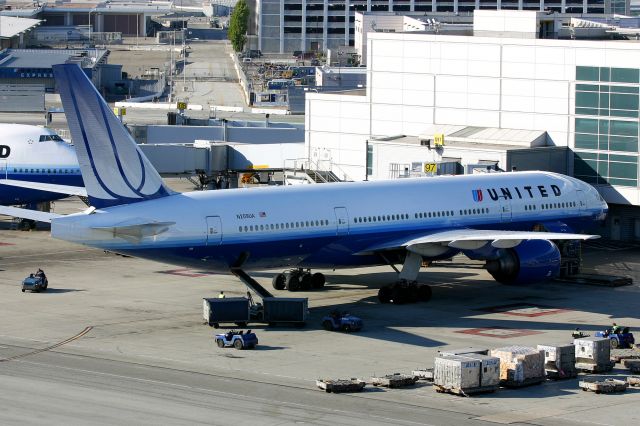 Boeing 777-200 (N209UA) - KSFO N209UA at SFO Dec 3rd, 2006 being cleaned and readied for the next flight.