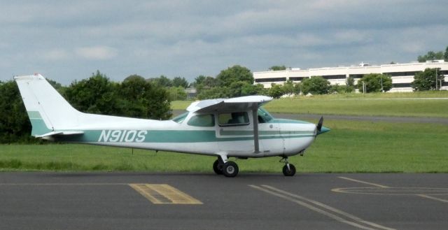 Cessna Skyhawk (N91QS) - Taxiing to departure is this 1976 Cessna 172N Skyhawk in the Summer of 2021.