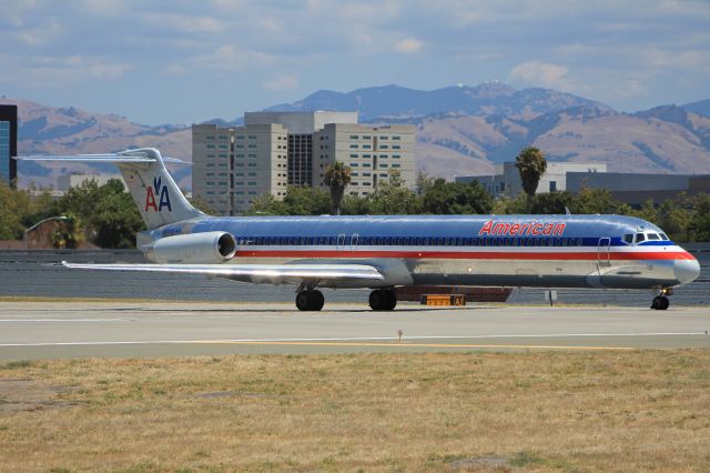 McDonnell Douglas MD-80 (N566AA)