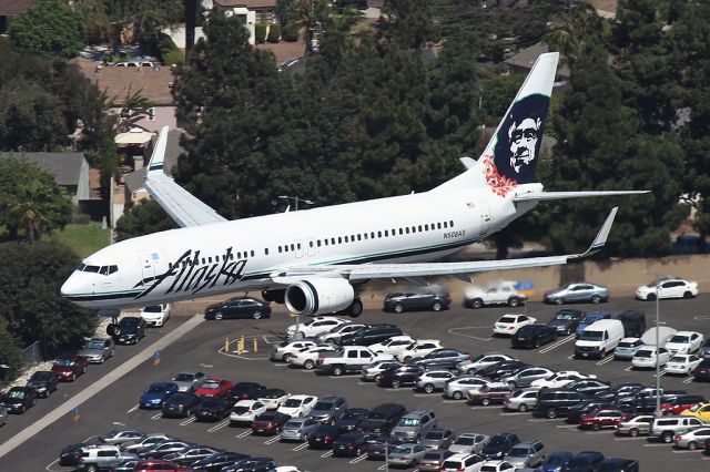 Boeing 737-800 (N508AS)