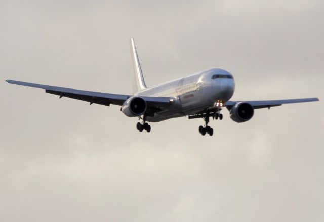 BOEING 767-300 (N373CM)