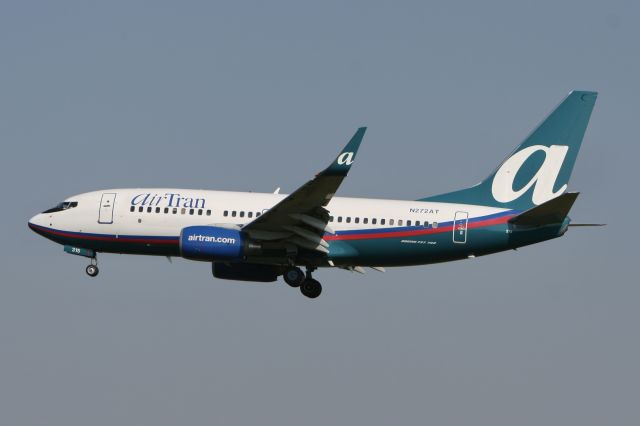 Boeing 737-700 (N272AT) - October 8, 2007 - approached Flint, Michigan 