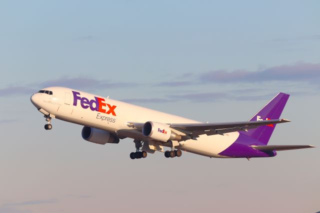 BOEING 767-300 (N154FE)