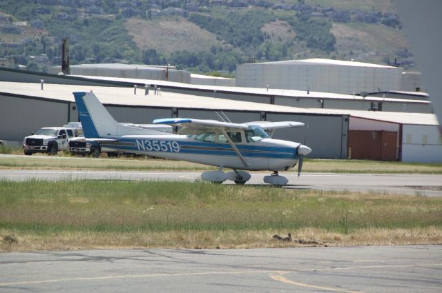 Cessna Skyhawk (N35519) - Exiting the runway 