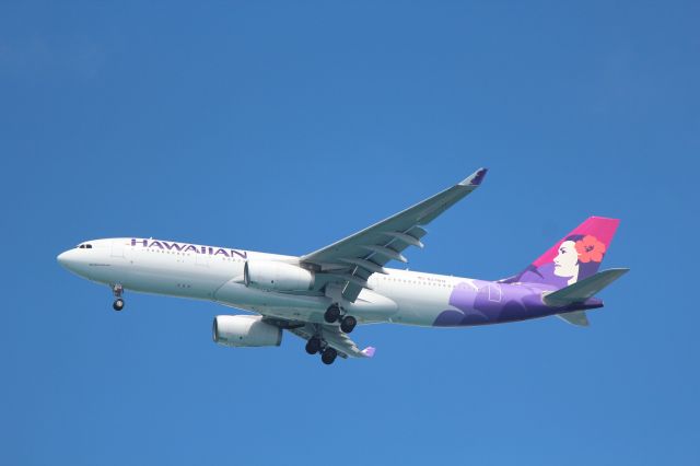 — — - Photo taking March 11, 2017 from the deck of a whale watching boat just off Waikiki Beach. N378HA was on approach to PHNL.