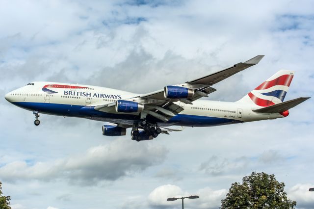 Boeing 747-400 (G-BNLX)