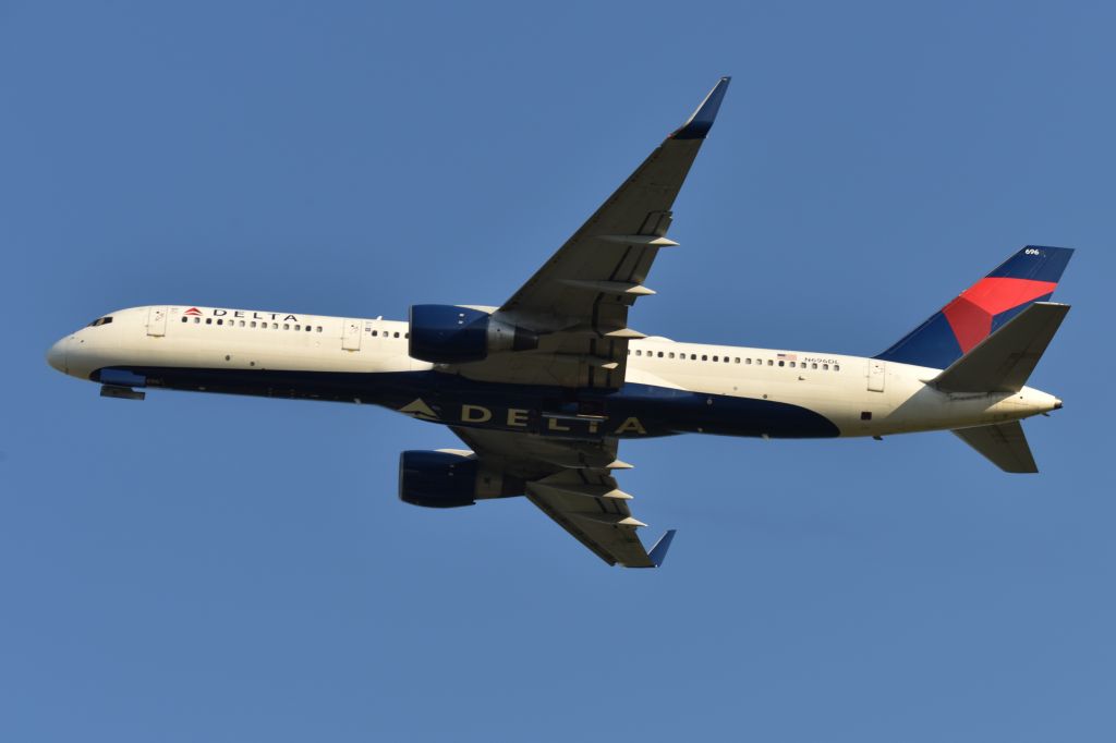 Boeing 757-200 (N696DL) - 23-R 08-12-24