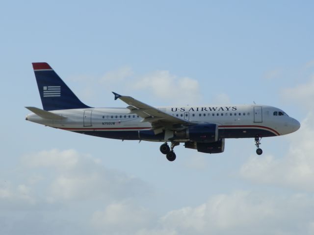 Airbus A319 (N750UW)