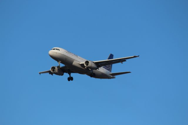 Airbus A320 (N410UA) - Landing 28C