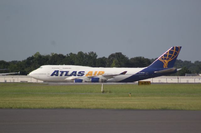 Boeing 747-400 (N480MC)