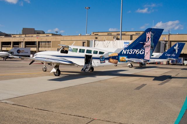 Cessna 402 (N1376G) - 2nd photo ever uploaded of N1376G on FlightAware.Com @ KBOS Logan !