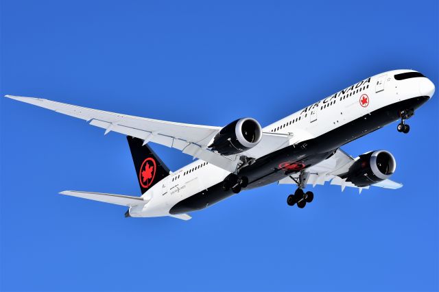 Boeing 787-9 Dreamliner (C-FVLZ) - Air Canada Boeing 787-9 Dreamliner arriving at YYC on Mar 10.