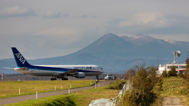 BOEING 767-300 (JA8579) - ANA / Boeing 767-381br /The rear is Meakandake of the active volcano.br /Oct.11.2016 Kushiro Airport [KUH/RJCK] JAPAN