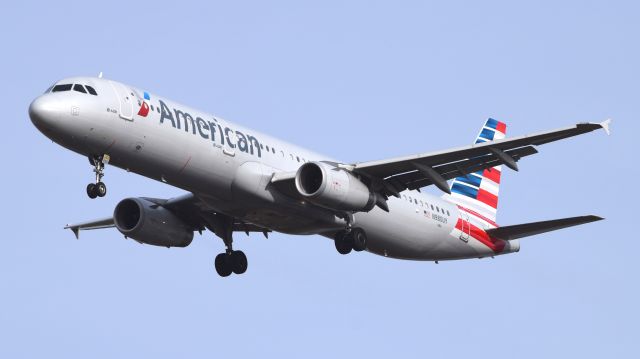 Airbus A321 (N980UY) - An American Airlines A321 landing at Philadelphia International Airport on December 4th, 2016.