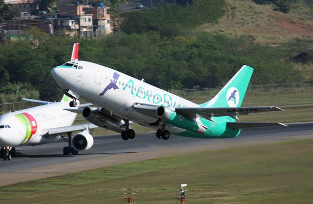 Boeing 737-200 (N2475)