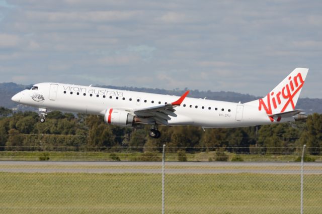 Embraer ERJ-190 (VH-VPJ) - About to put down on runway 05. Thursday 7th August 2014