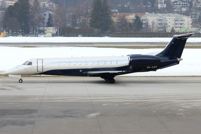 Embraer ERJ-135 (9H-KAP)