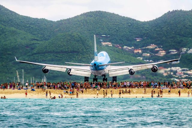 Boeing 747-400 (PH-BFN) - KLM the queen landing at TNCM