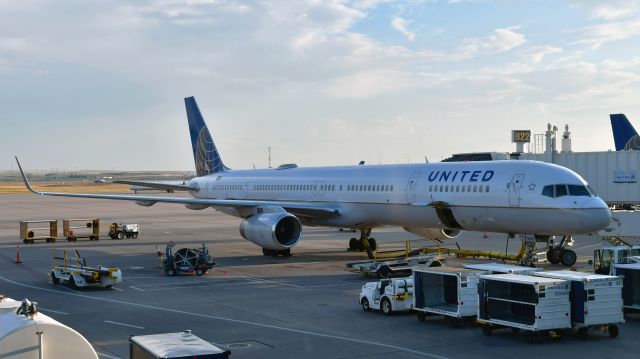 BOEING 757-300 (N56859) - United Airlines Boeing 757-324(WL) N56859 in Denver 