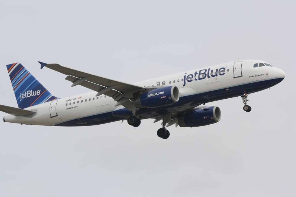 Airbus A320 (N621JB) - JetBlue Flight 341 "Do-Be-Do-Be-Blue" (N621JB) arrives at Sarasota-Bradenton International Airport following a flight from John F Kennedy International Airport