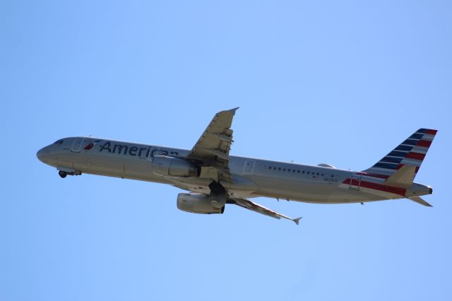 Airbus A321 (N923US) - Plane Type: 2015 Airbus A321-231br /Route: CLT-PHXbr /Airline: American Airlinesbr /Livery:br /Registration: N923USbr /Owned By: American Airlines INCbr /Runway: 36C