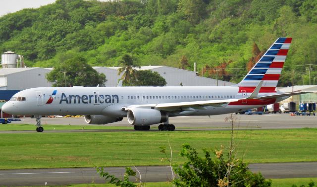 Boeing 757-200 (N692AA)