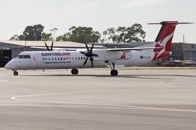 de Havilland Dash 8-400 (VH-LQF) - QantasLink (VH-LQF) Bombardier Dash 8 Q400 taxiing at Wagga Wagga Airport.