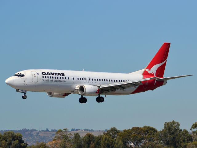 BOEING 737-400 (VH-TJE) - A Qantas old girl on short finals for runway 05. Thursday 12th April 2012.