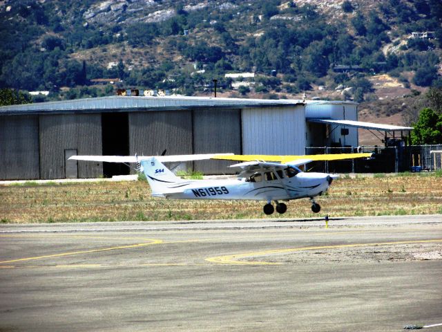 Cessna Skyhawk (N61959) - Landing on RWY 9