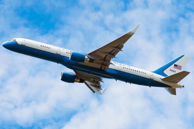 Boeing 757-200 (99-0003) - Air Force Two departs KSYR for PHL, June 19, 2018