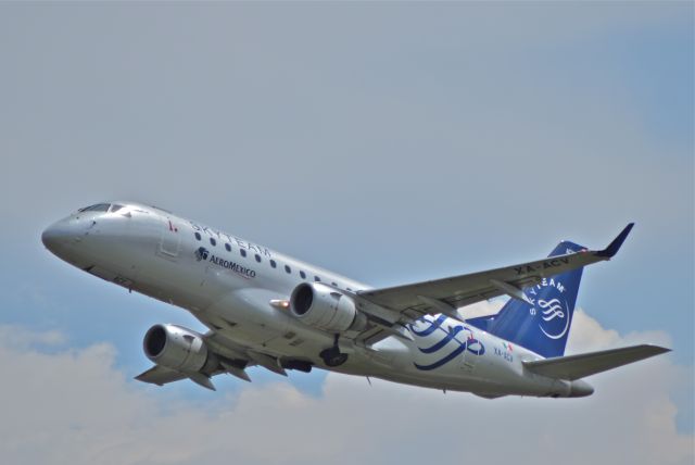 Embraer 170/175 (XA-ACV) - Aeromexico Connect Embraer 170STD, MSN 46 with SkyTeam livery in departure from 05L runway in Mexico City International Airport.