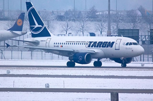 Airbus A318 (YR-ASC)