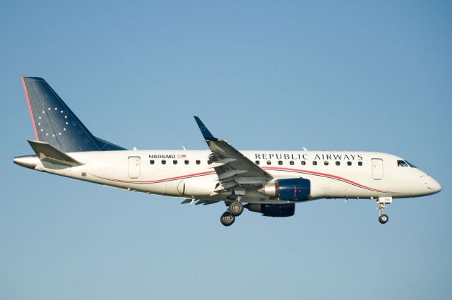 Embraer 170/175 (N806MD) - Seen at KDCA on 7/16/2011.