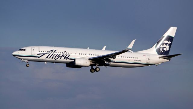 Boeing 737-900 (N459AS) - ASA611 from LAS on final to SEA Rwy 34L on 3.28.19. (B737-990(ER)(WL) / ln 4832 / cn 36352).