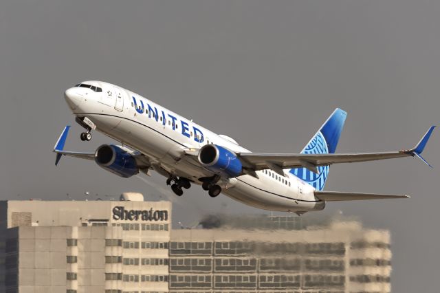 Boeing 737-800 (N76529) - 11th November, 2024:  United flight UA 365 taking off from LAX for Phoenix Sky Harbor International Airport.