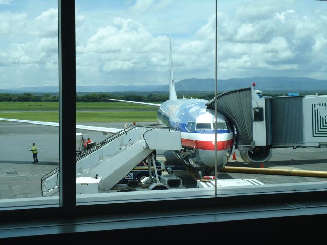 Boeing 737-800 (N896NN) - Parked at gate 6 at Managua Int. Airport. Getting Ready for flight AA970, nonstop service from Managua to Miami