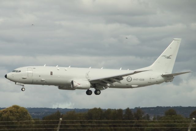 Boeing 737-700 (A47008) - Royal Australian Air Force Boeing 737 Poseidon showing off to everyone, landing onto runway 05 then quickly taking off after flying over the city to celebrate Anzac Day.