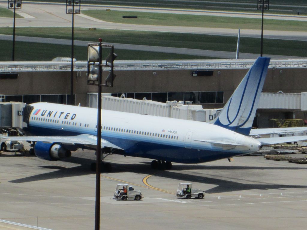 BOEING 767-300 (N659UA)