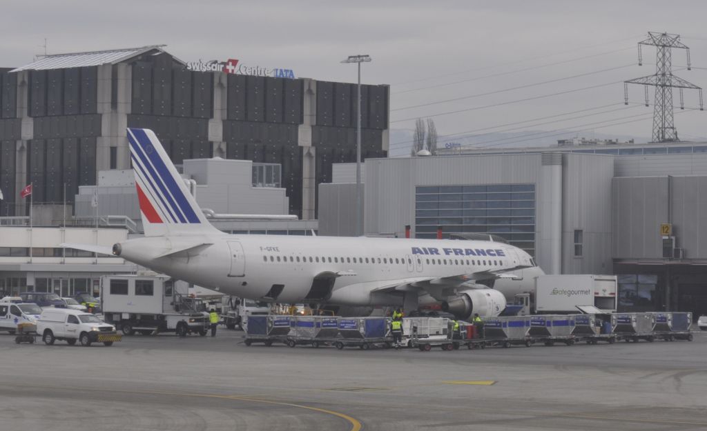 Airbus A320 (F-GFKE) - Air France Airbus A320-111 F-GFKE in Geneva Cointrin International