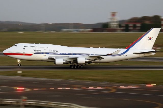 Boeing 747-400 (N10001)