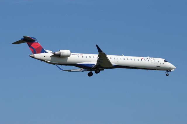 Canadair Regional Jet CRJ-900 (N605LR)
