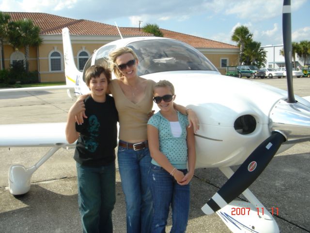 N433MJ — - Michael jr., Mary and Courteney on the ramp at (KSEF) Sebring Airort, Florida